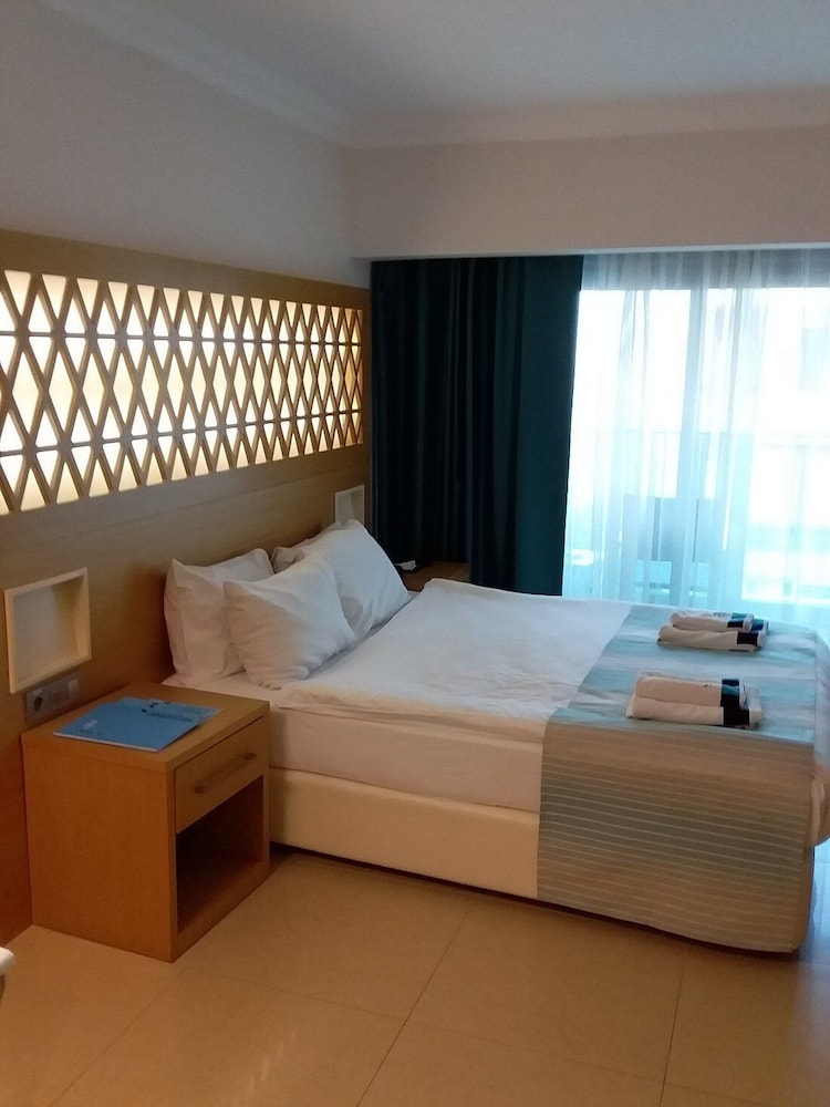 Aurasia Deluxe Hotel - Image 17