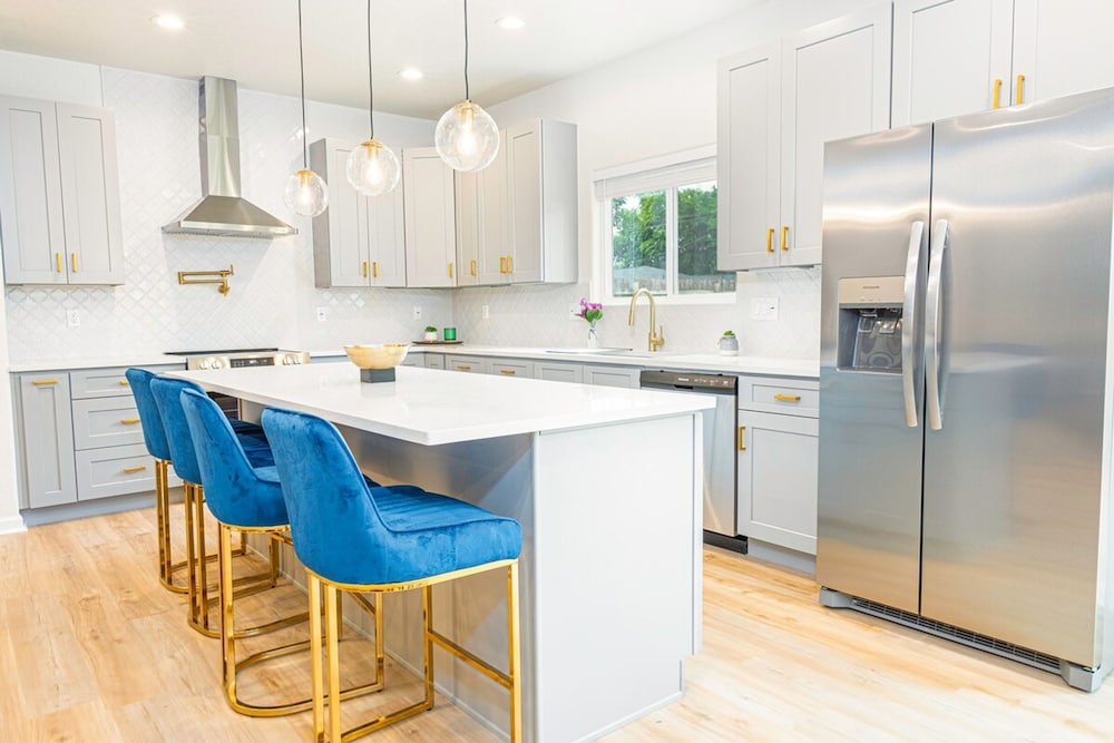 Stunning Elegance 4BR 2 5 BA Near Vibrant Downtown view 3