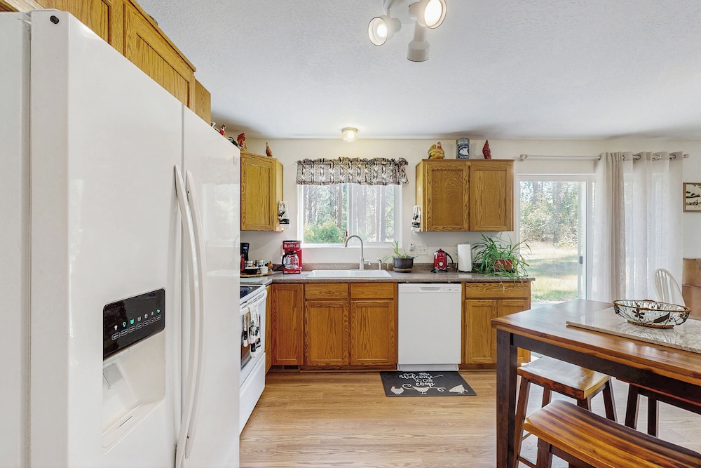 3BR House w/ Lake Views, Full Kitchen, A/C & Wifi