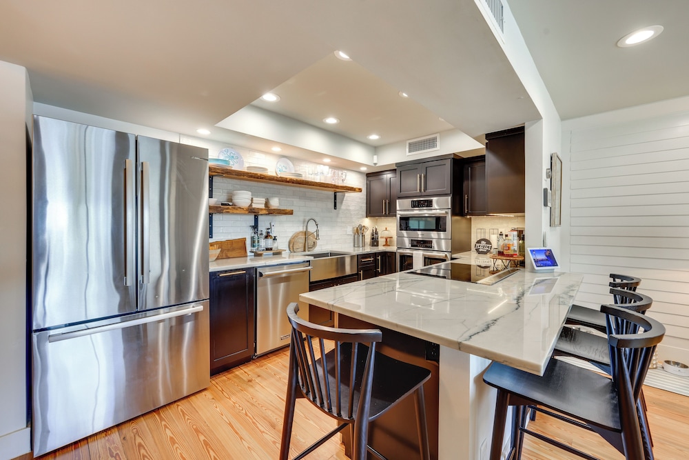 Steps to Sand: Townhome w/ Balcony in Jax Beach!