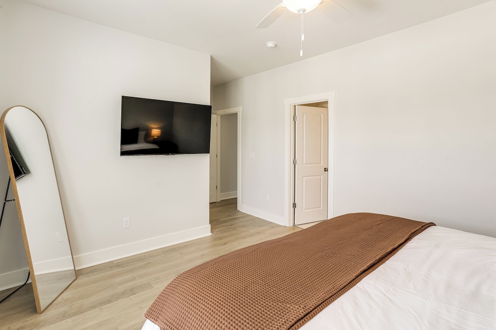 3 Mi to Ole Miss, New Build: Inviting Townhome!