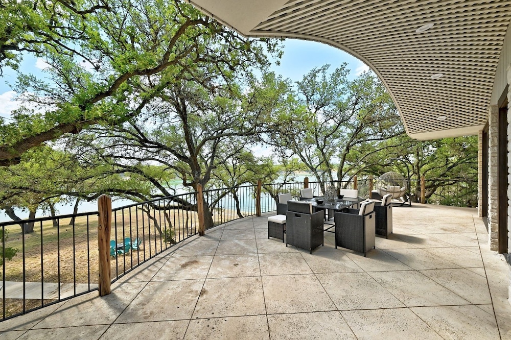 Luxury Lakefront Escape on Lake Travis