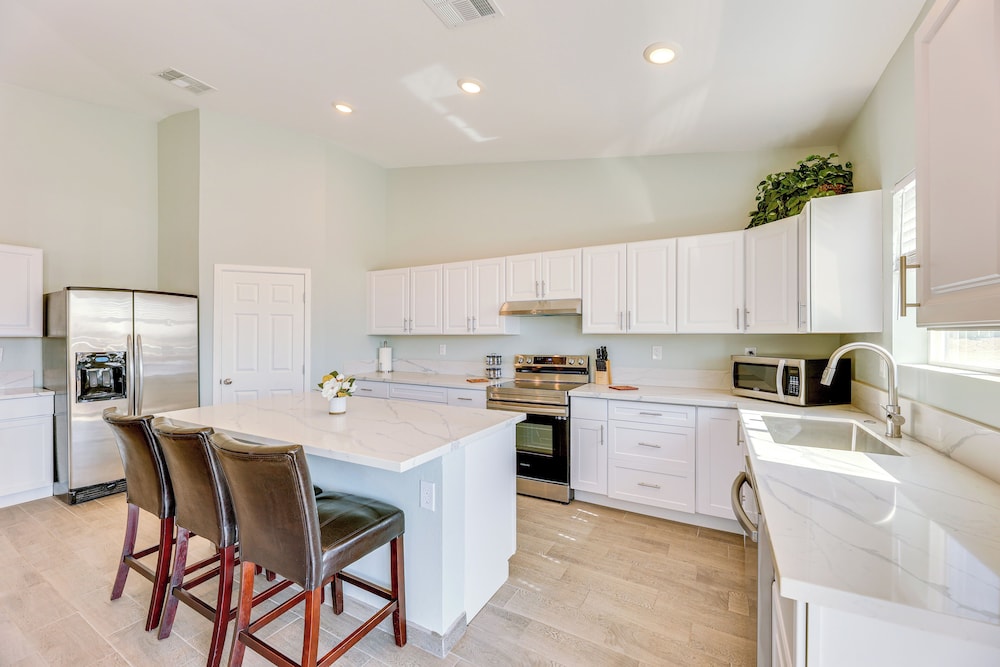 Mtn Views: Spacious Family Home in Casa Grande!