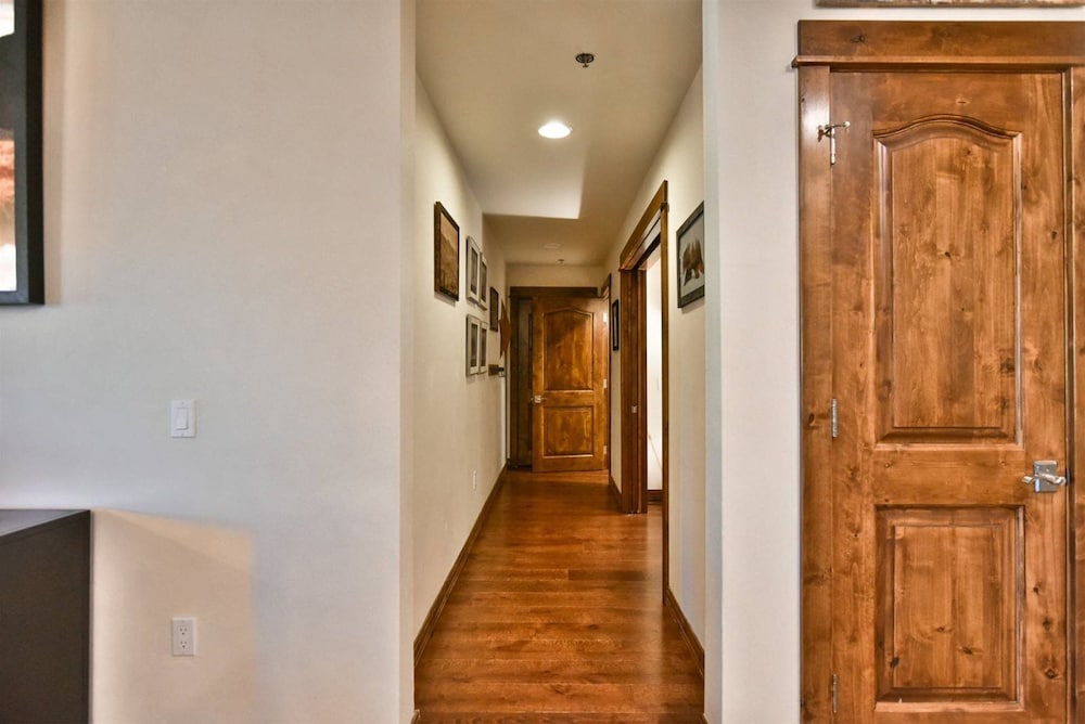 Bluesky Breckenridge Luxury 3 Bedroom Condo at Snowflake Lift