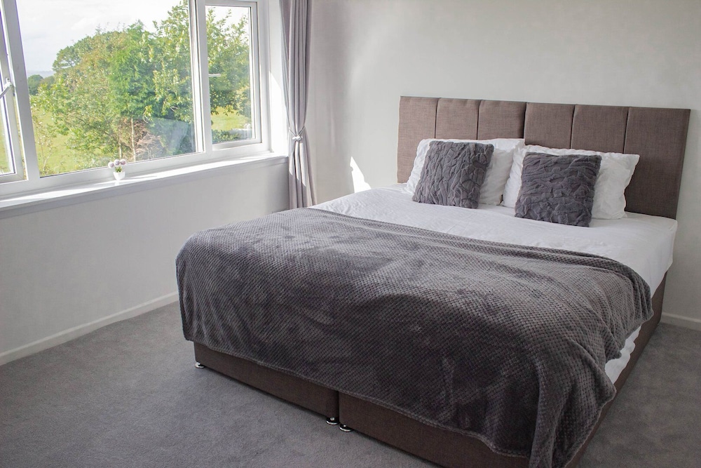 Swansea 3 Bedroom Home With Parking & Garden