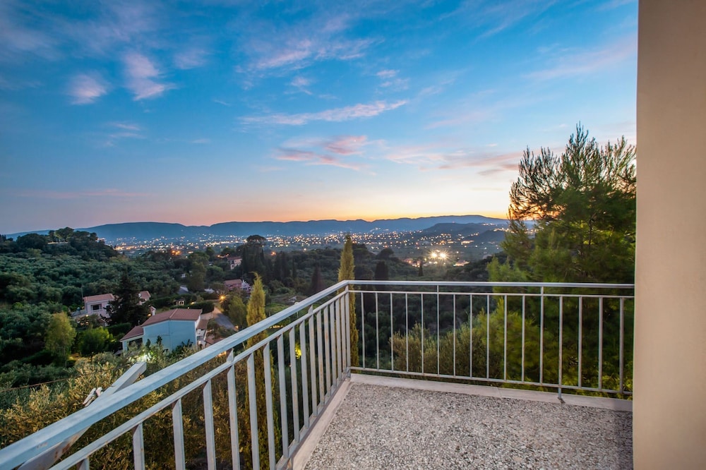 La Belle Villa - Family Retreat Magnificent View