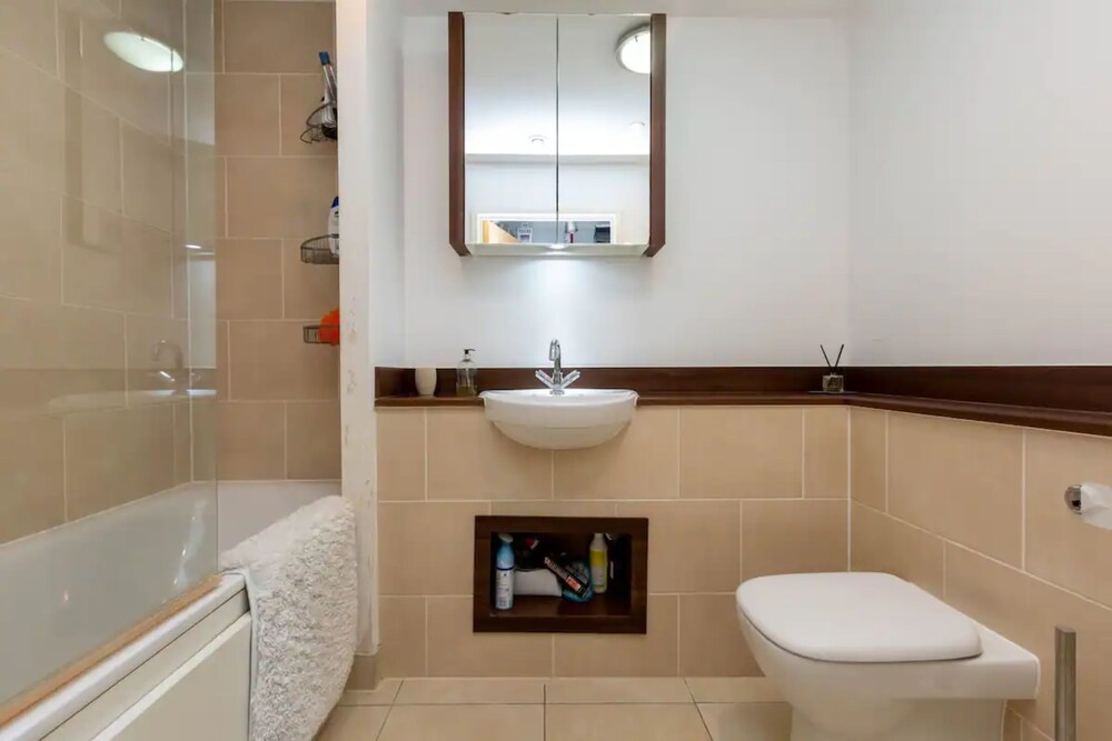 Stylish 2 Bedroom Flat in Canada Water