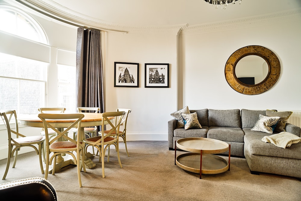 JOIVY Luxury George Street Apartments: Forth Suite