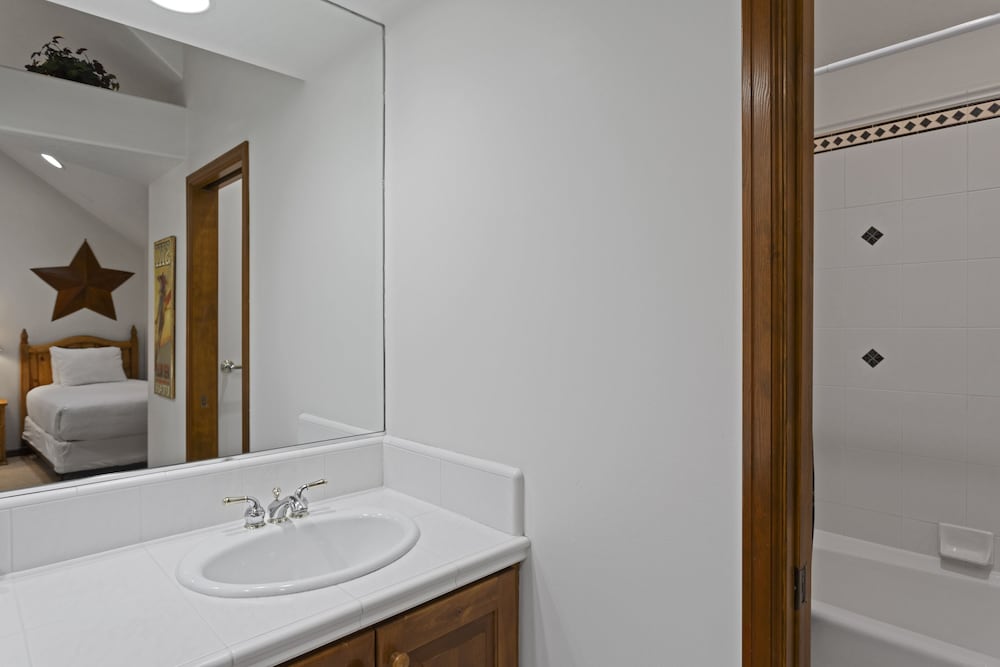Deer Lake Village at Deer Valley Resort - Four Bedroom Condo with Hot Tub #2478 4 Condo