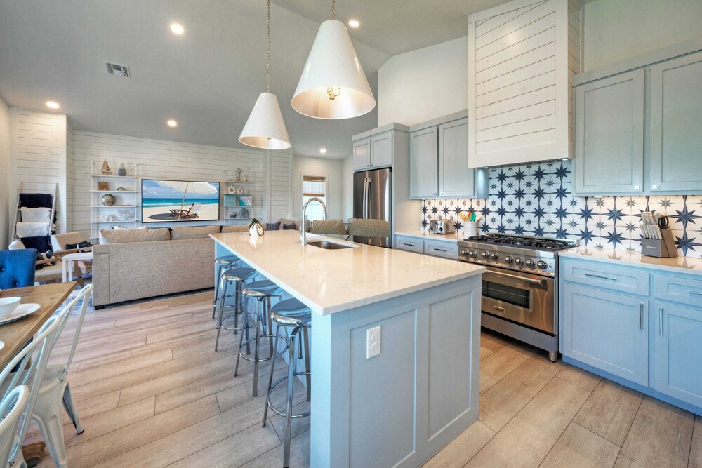 Luxury 4bdr Beach Retreat w/ Private Pool Walk to Dining + Shops Shore Thang