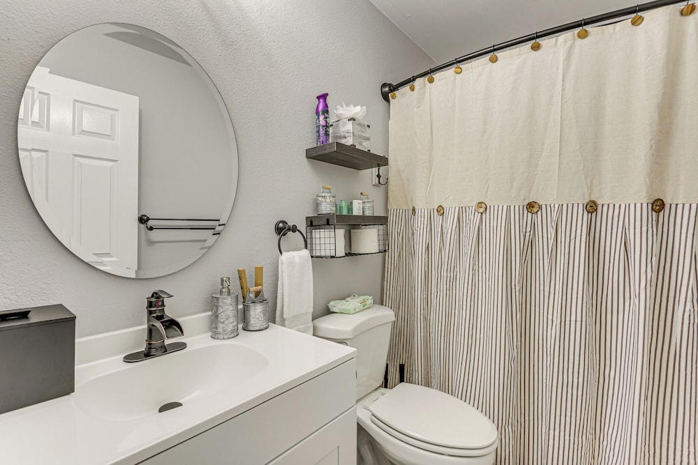 1 Mi to Zoo: 'rustic Bungalow' Gem in Gulf Breeze!