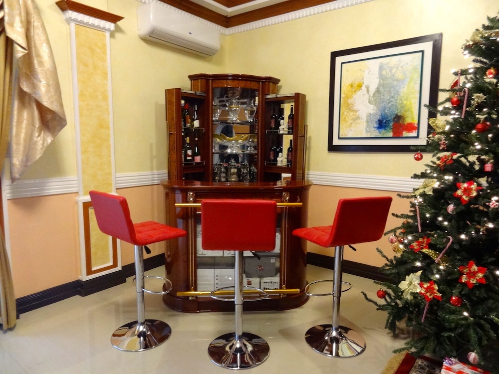 The Executive Villa Inn & Suites