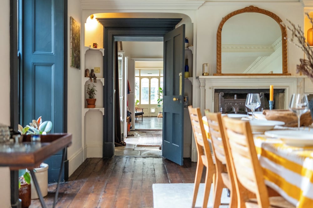 Stunning 8-Bedroom Home in Painswick