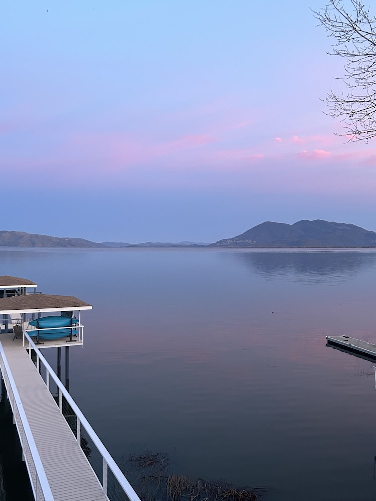 Waterfront Home - Private Dock Pickleball Bbq 4 Bedroom Home