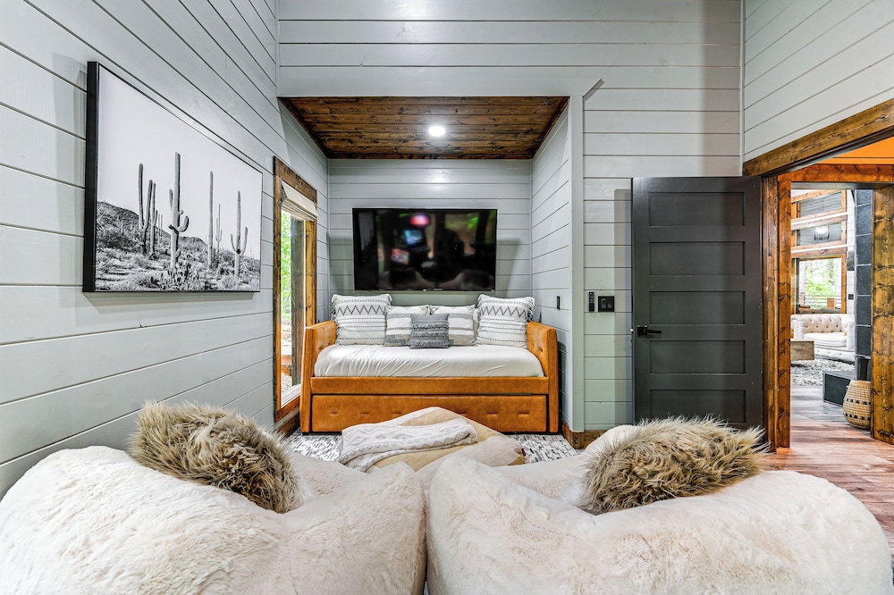 Luxe Broken Bow Vacation Rental: Hot Tub & Pets OK