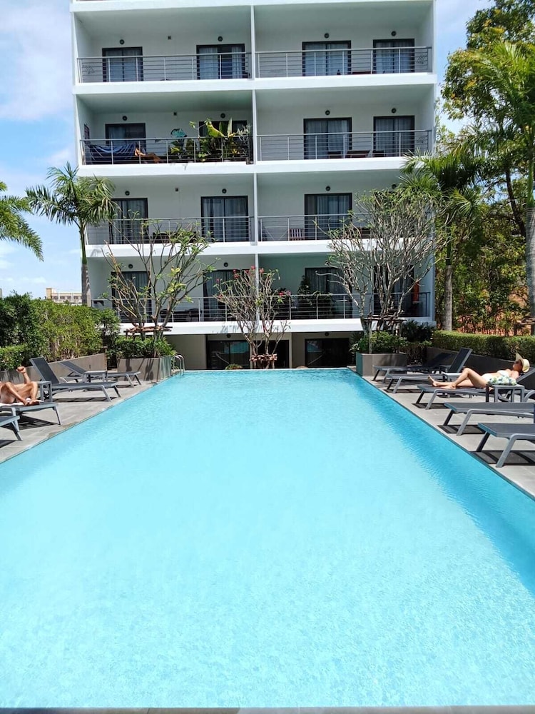 Modern Condo - 1BR & Office T3-528