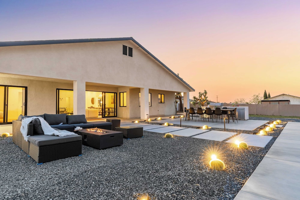 Bocce, Pool+spa, Game Room, Firepit Modern Oasis Yucca Haven by Avantstay