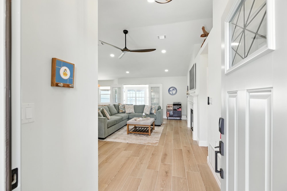 Sunny 3BR w/Hot Tub & Game Room Home