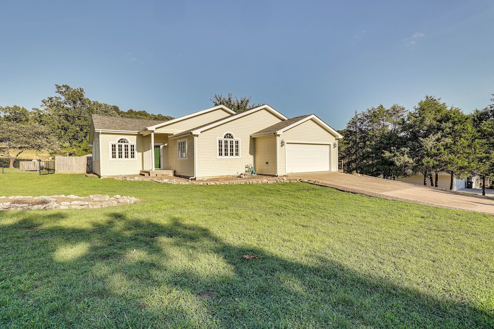 Holiday Island Home w/ Screened-in Deck & Fire Pit view 2