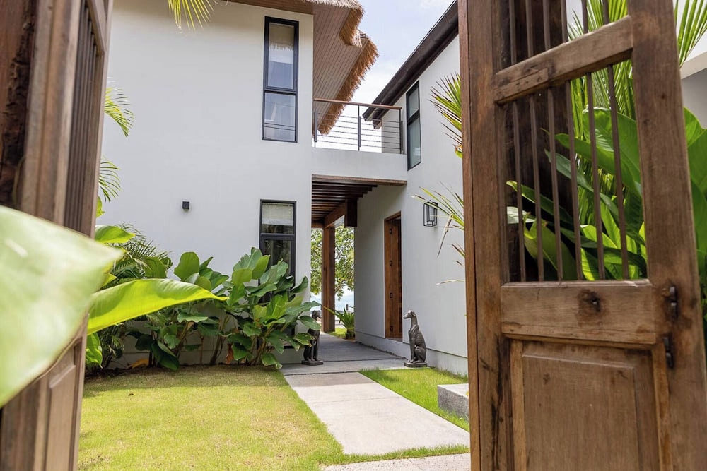 Kalamari Luxury Beach Front Villa
