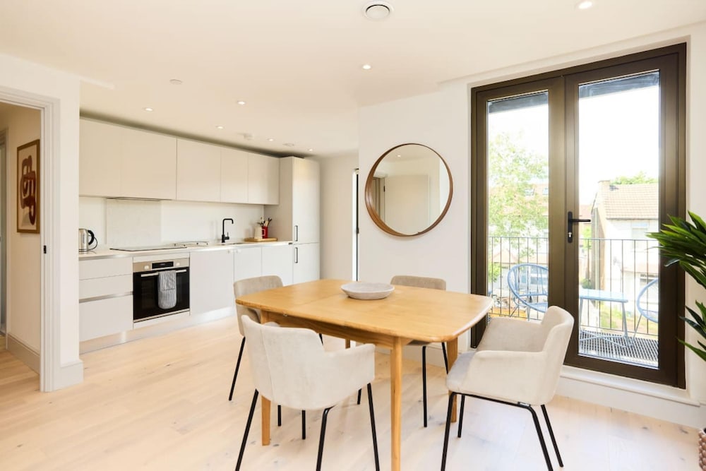 The South Wimbledon Hideout - Fancy 1bdr Flat With Balcony