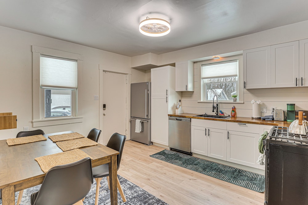 3 Mi to Downtown Youngstown: Updated Apartment