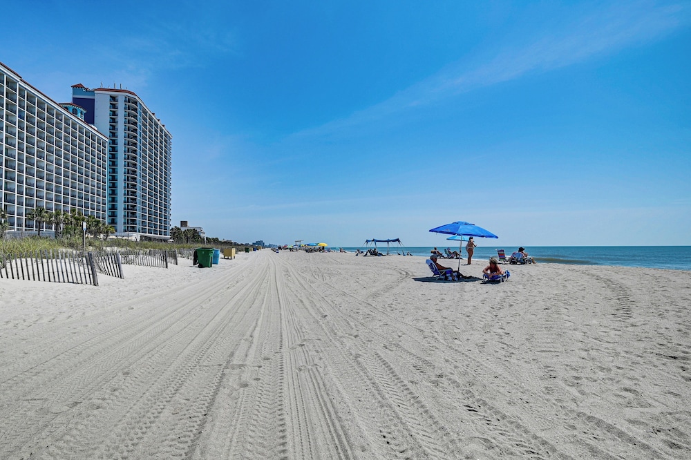 Walk to Ocean: Condo w/ Balcony in Myrtle Beach!
