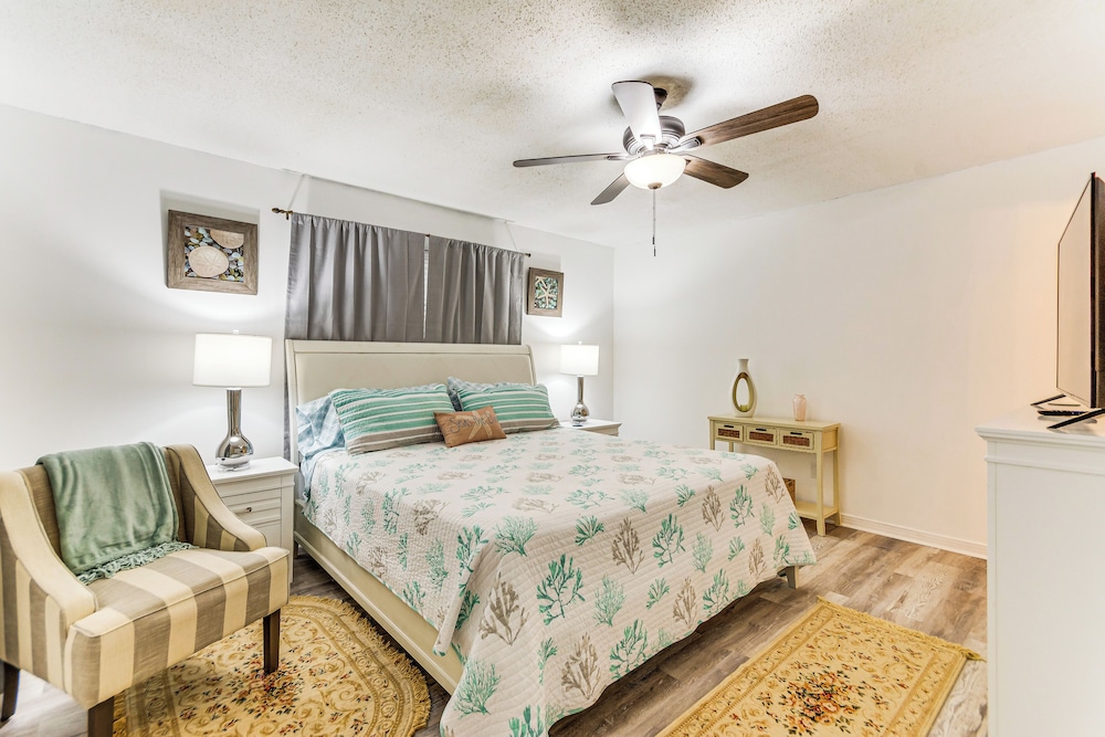 Poolside Oasis: 7 Mi to Pensacola Beach Boardwalk!