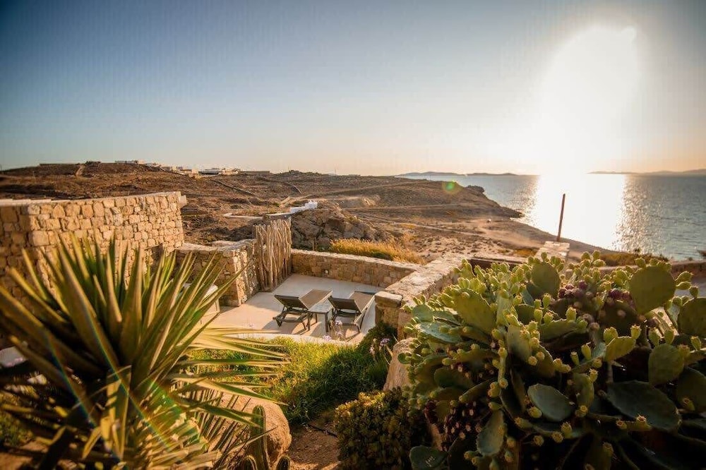 Romantic Mykonian Oasis Suite w Jacuzzi