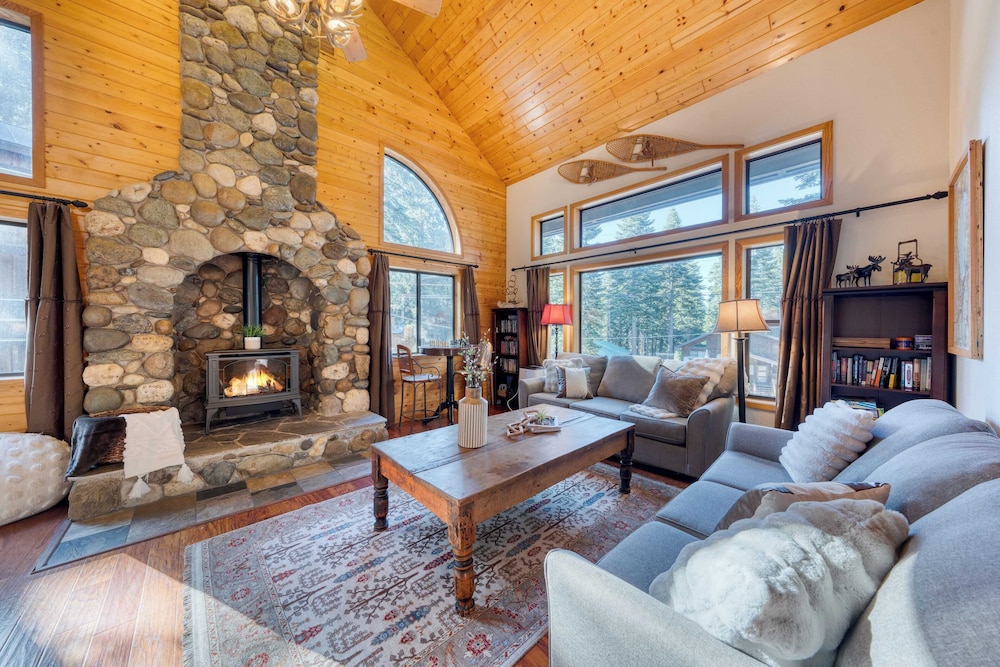 Cozy Escape w/ Hot Tub + Deck & Access to Tahoe Donner & Skiing Alpenglow Chalet by Avantstay