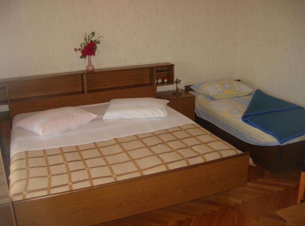 Apartment With Terrace and Sea View Brodarica