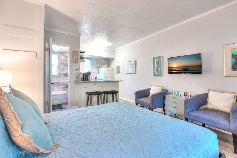 Tropic Terrace #15 - Beachfront Rental Studio Bedroom Condo by RedAwning view 3