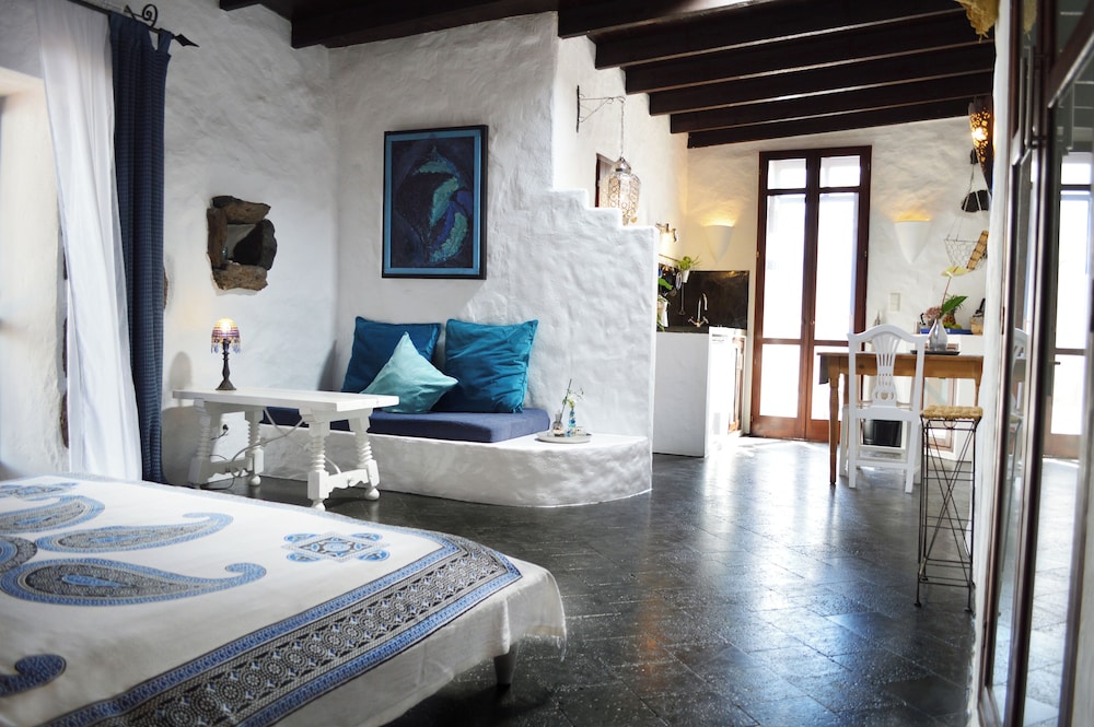 Stylish Getaway With Secluded Patio in Lava Finca