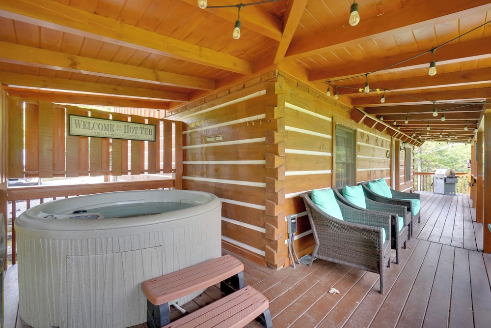 Hot Tub & Deck! 'bear Hugs Cabin' Near Gatlinburg