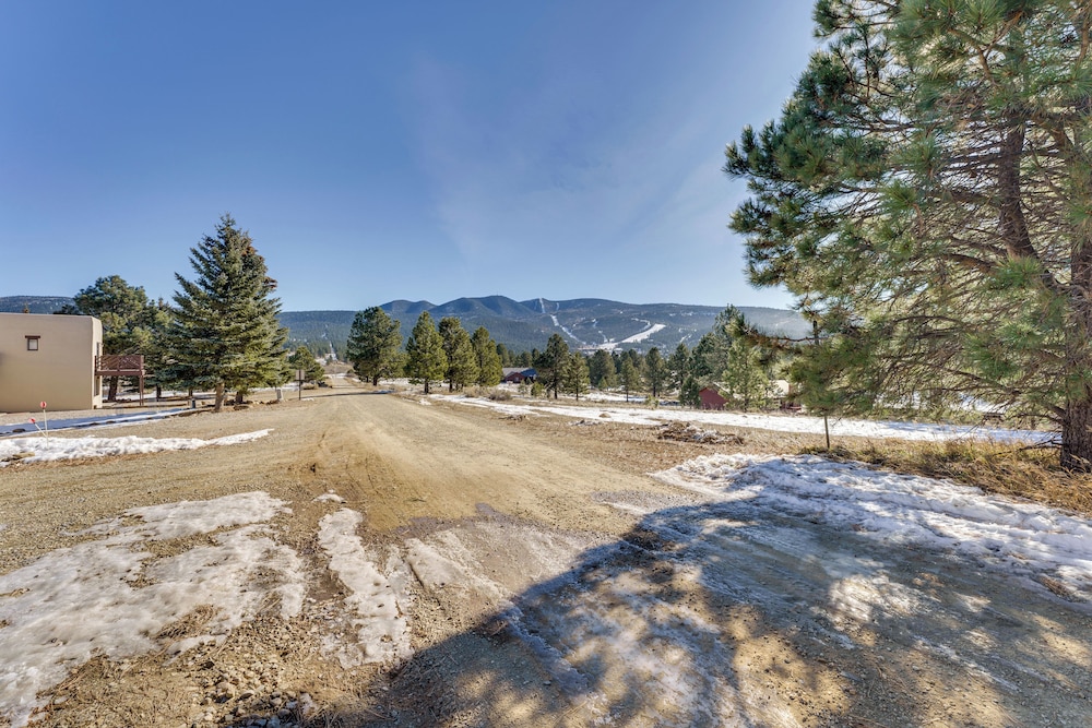 1 Mi to Skiing: Mtn-view Condo in Angel Fire!
