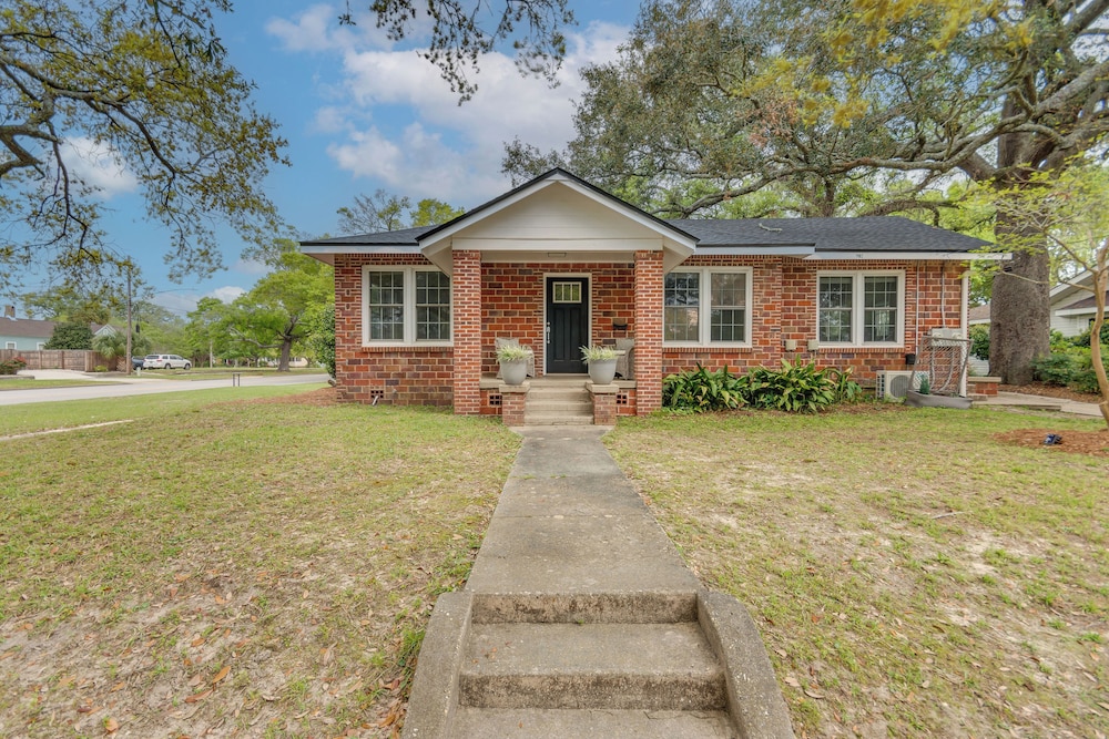 3 Blocks to Pensacola Bay: Charming Apartment!