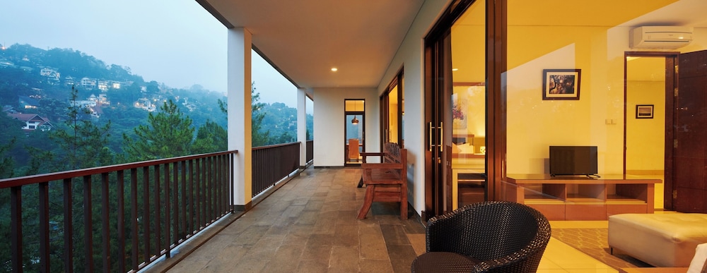 Mentari Hill View 8 BR heated pool and movie room