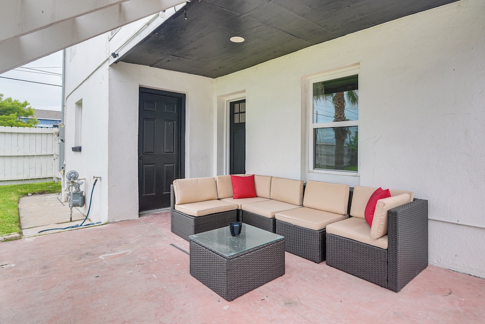 < 1 Mi to Beaches: Galveston Retreat w/ Patio!