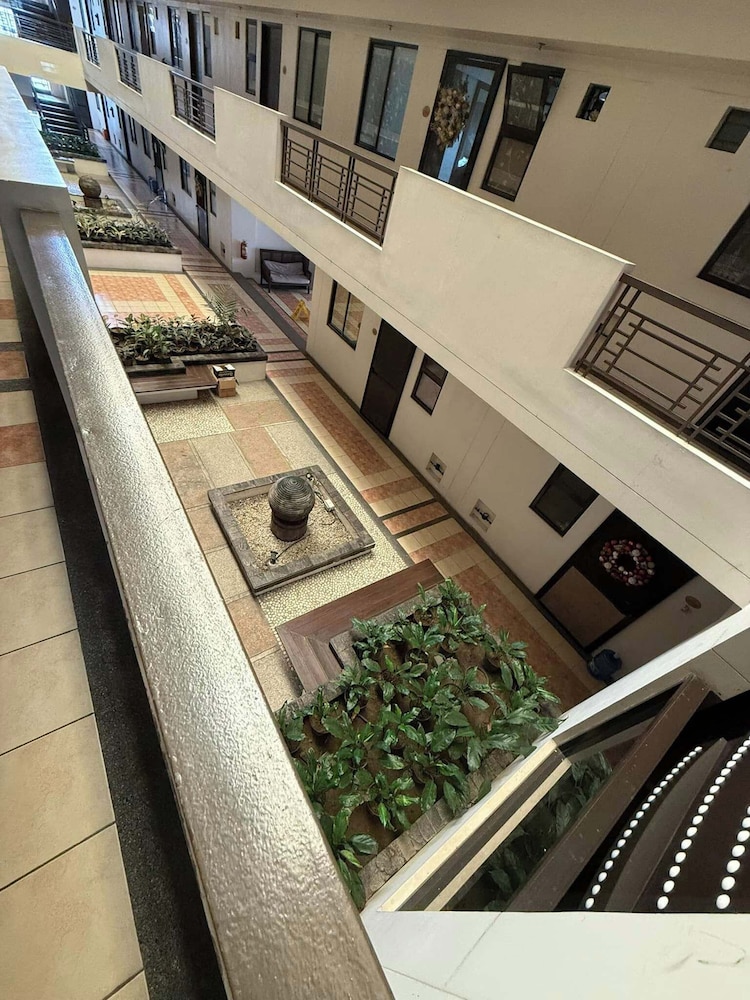 Alabang Condo by Lyre