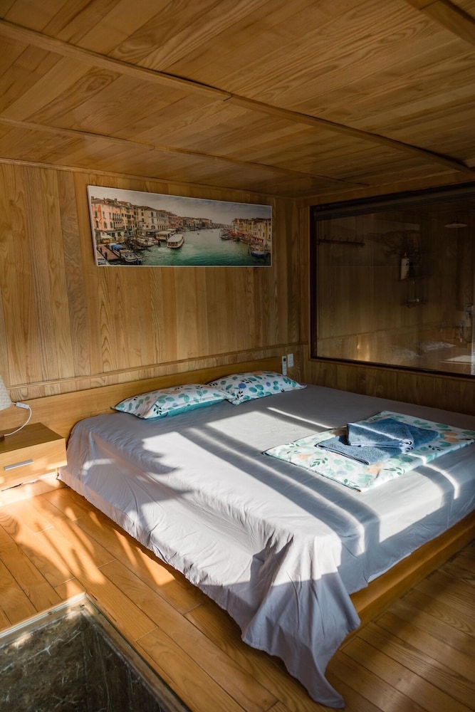 Lan Ha Floating Homestay