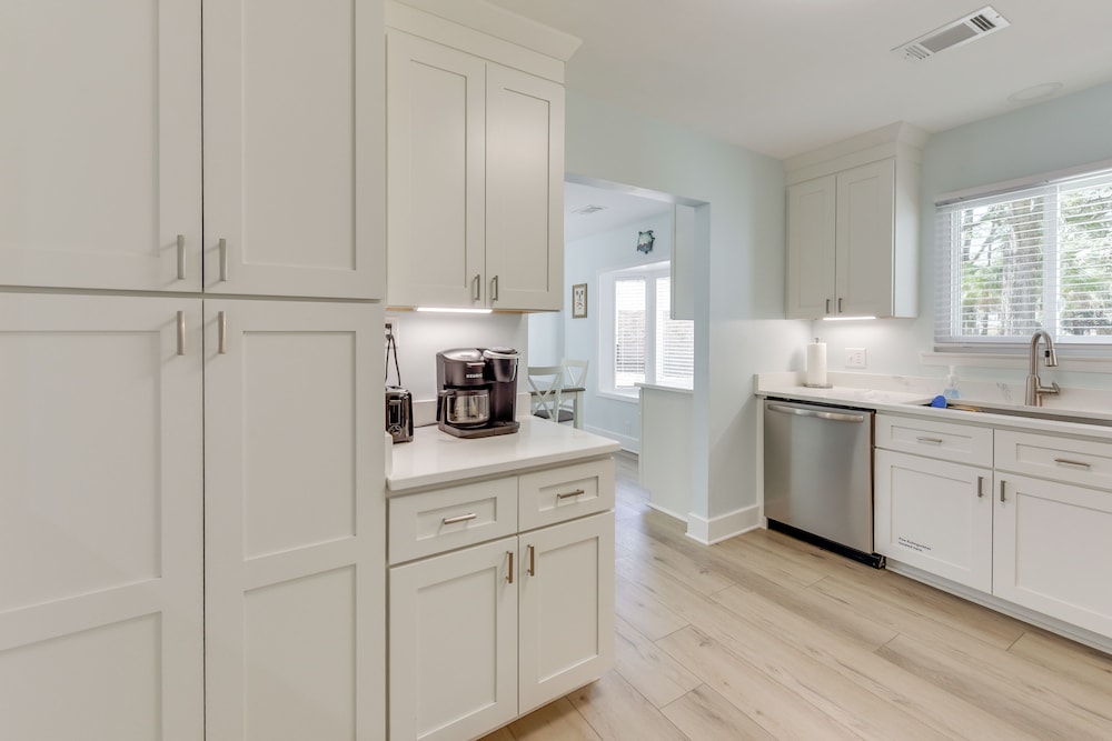 5 Mi to Dtwn Beaufort: Home w/ Screened-in Patio