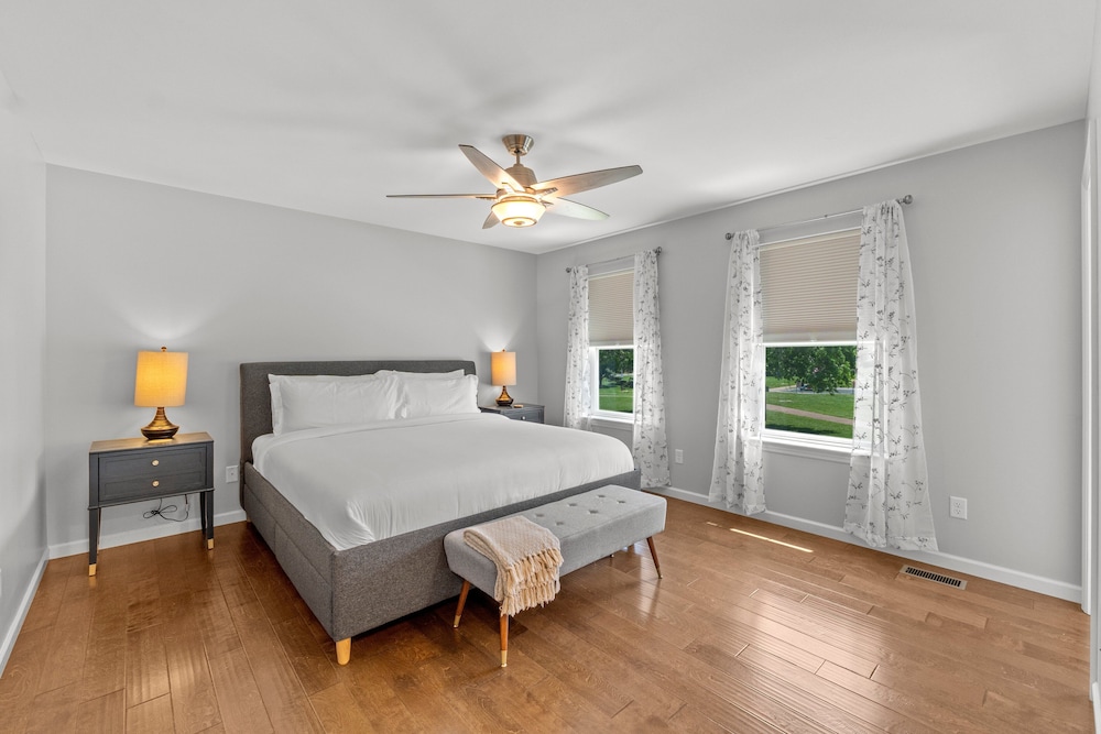 Modern Home W/garage Near SLU JZ Vacation Rentals