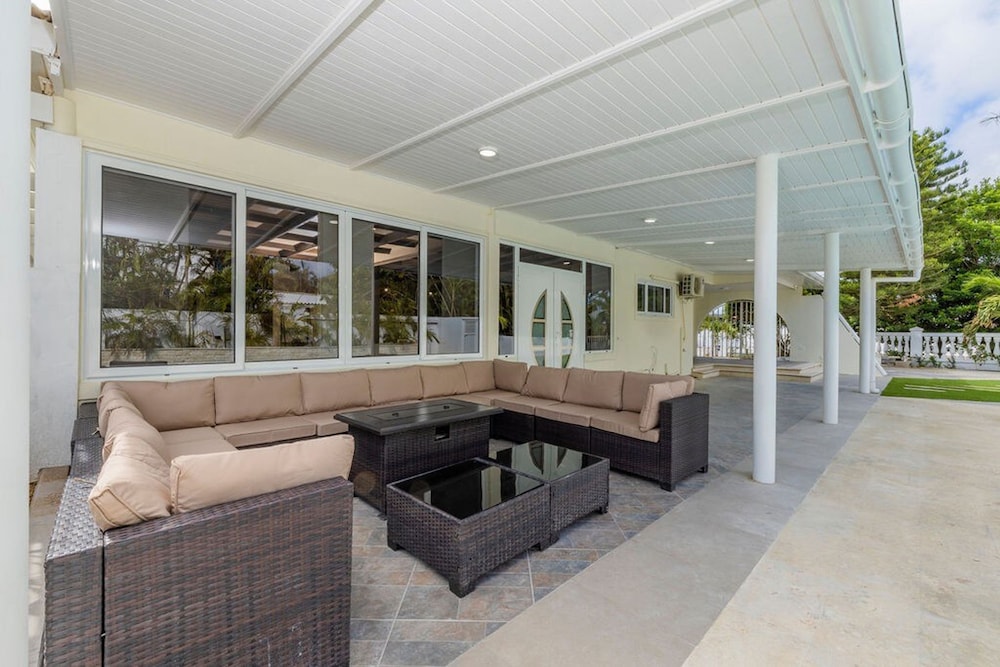 New 5 Bedroom Private Pool Near Superfood