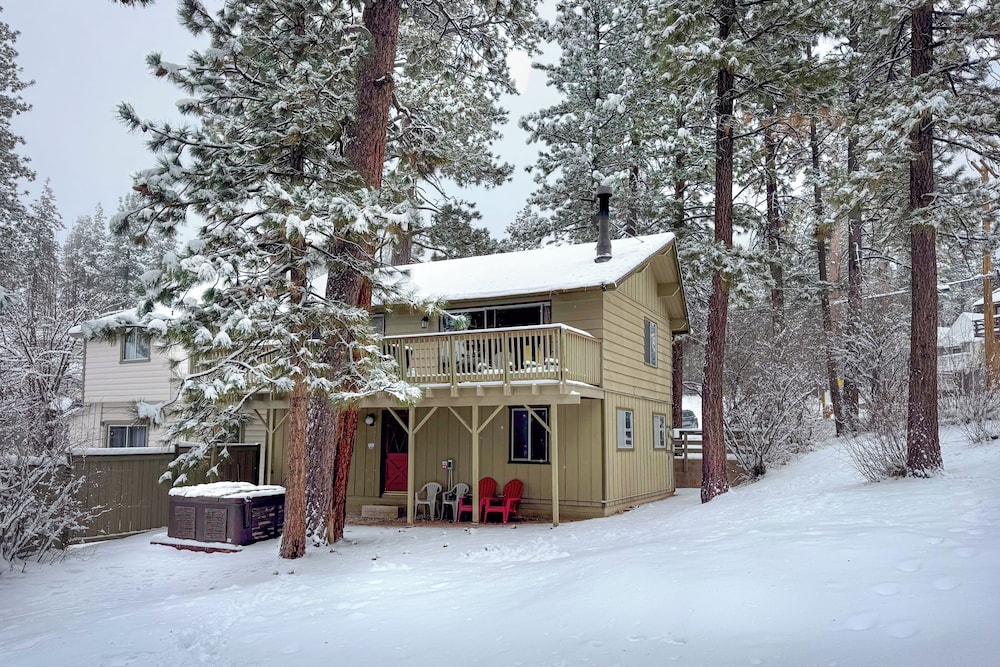 1 Mi to Slopes: Big Bear Ski Haven w/ Hot Tub
