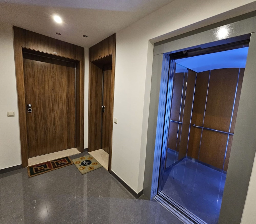 Rocha Prime Center Garage Flat