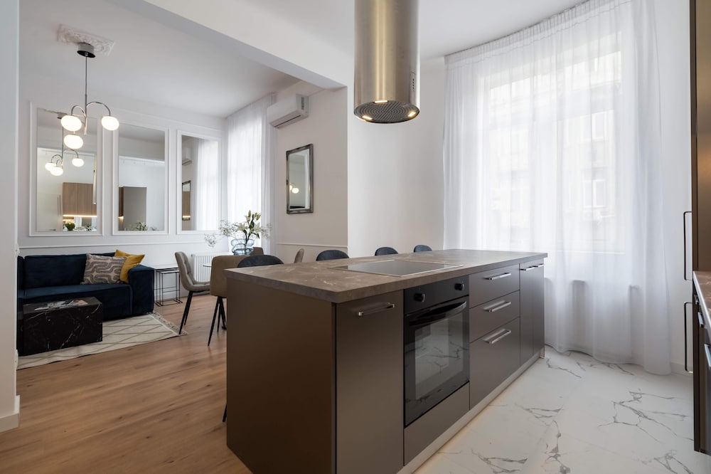 Elegant & Bright 2BR Condos - Steps from Old Town