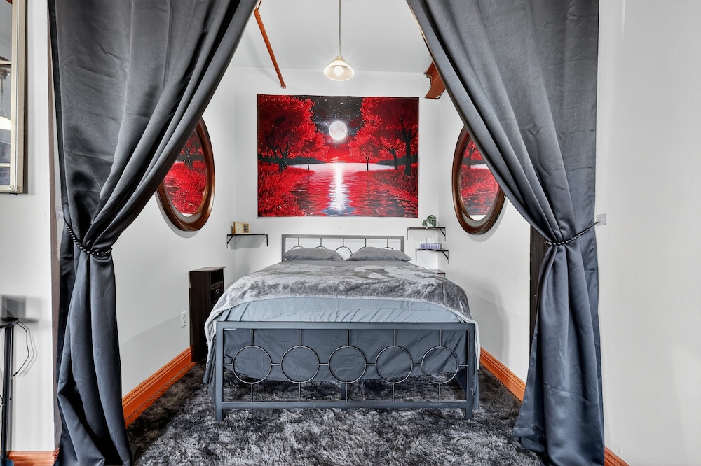 Beautiful 'rose Themed' Loft Near Downtown Detroit 1 Bedroom Apts