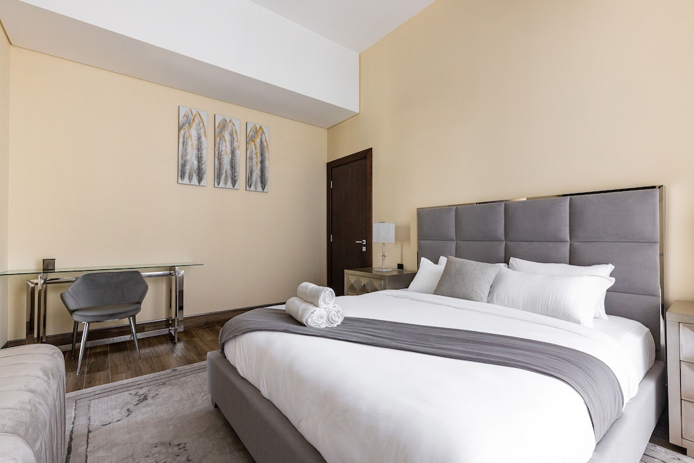 GLOBALSTAY. J One Tower Apartments
