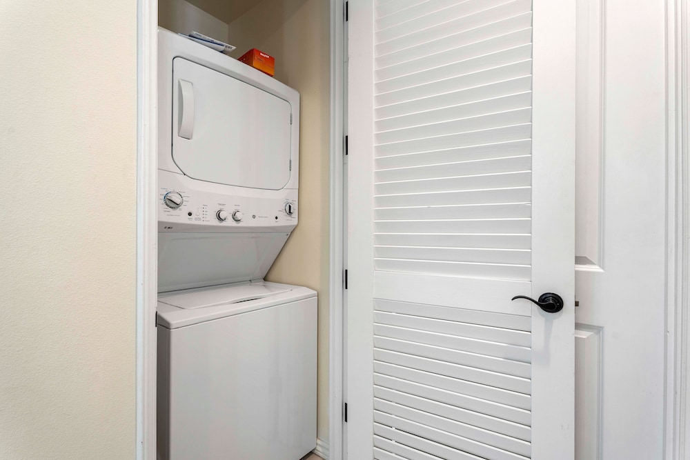 Concierge Included - Walk to Restaurants & Shopping - AC - Infinity Pool! -vrkcv