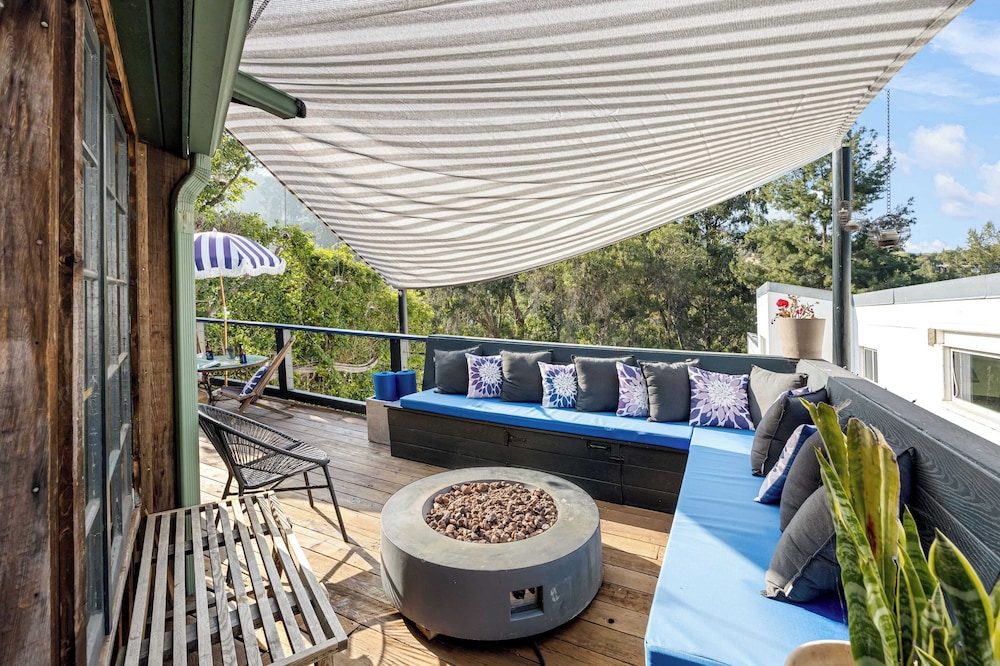 Chic LA Hideaway w/ Soaking Tub, Firepit Lounge & Tranquil Backyard